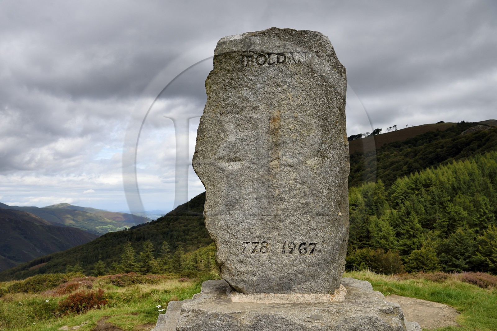 Espagne, Pays-Basque, Navarre, chemin de Saint-Jacques de Compostelle, monolithe rappelant la mythique bataille de Roncevaux dit stèle de Roland au col de Roncevaux (ou col d'Ibaneta)
