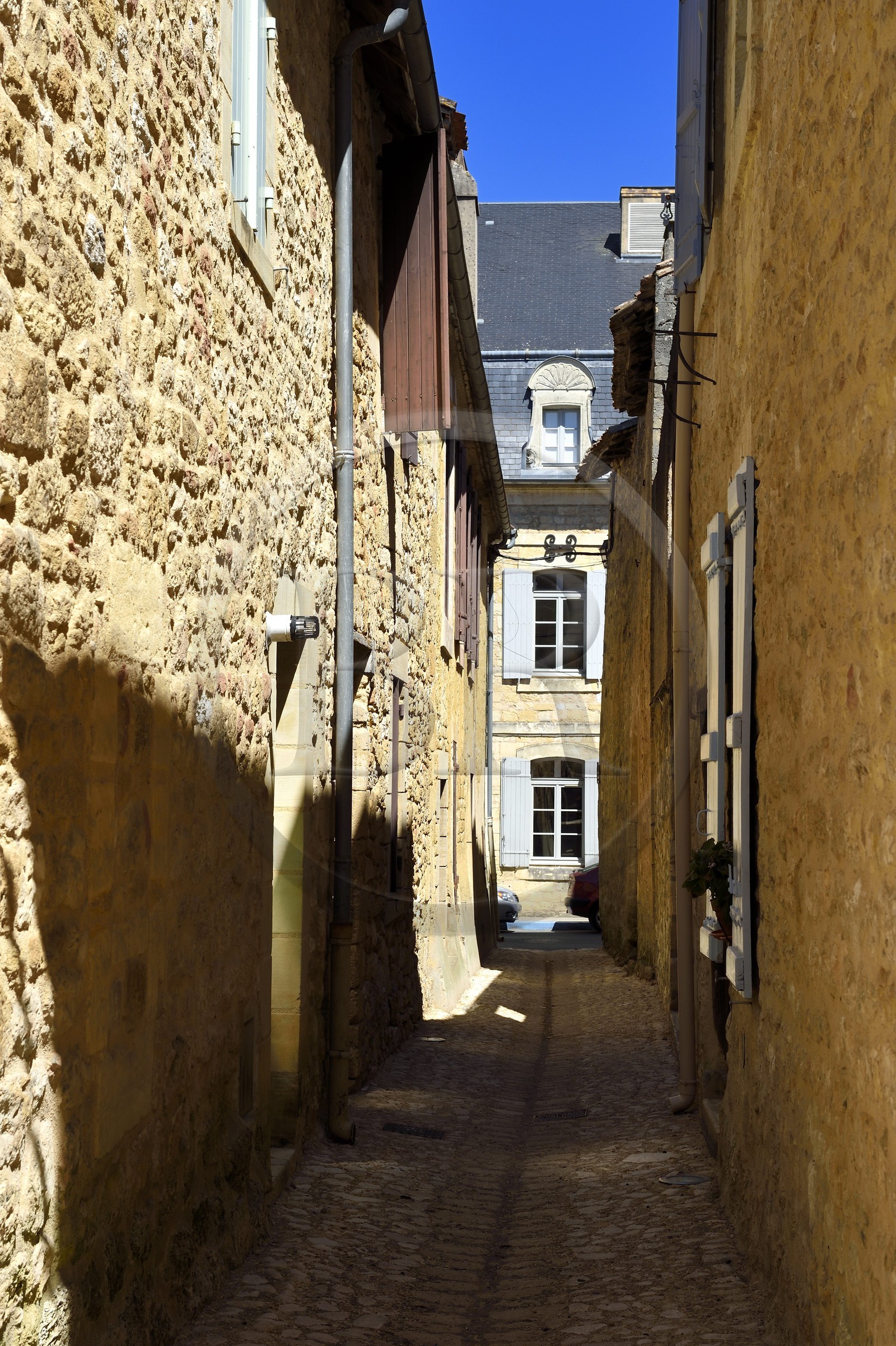 France, Dordogne (24), Périgord Pourpre, Beaumont-du-Périgord, carreyroux (ruelle) et l'ancien Couvent des Dames de la Foi en arrière plan