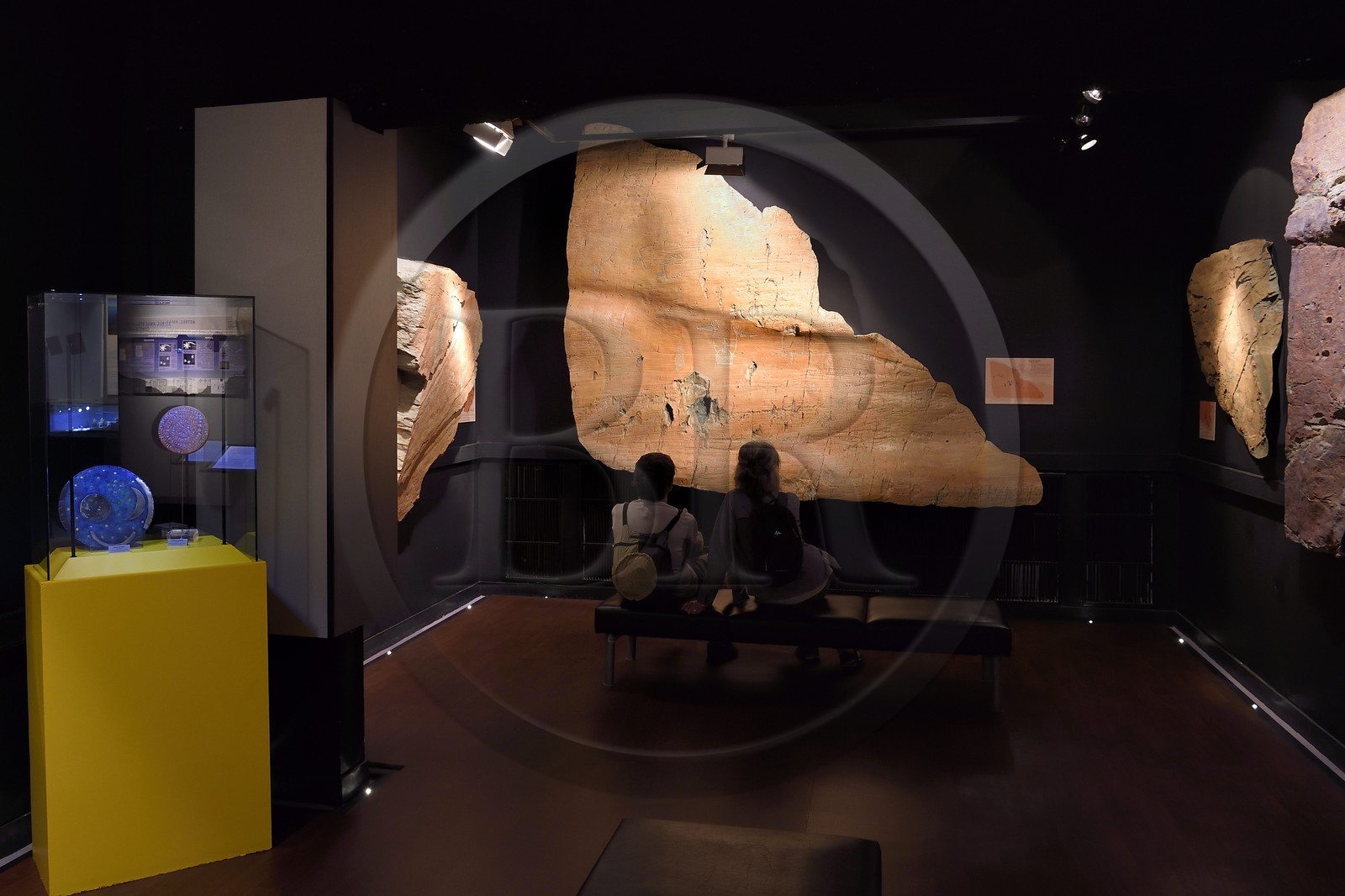 France, Alpes-Maritimes (06), vallée de la Roya, Tende, musée départemental des Merveilles, moulage d'une roche de la vallée des Merveilles gravée de figures corniformes, figure corniforme anthropomorphisée gravée sur la roche dite du Sorcier