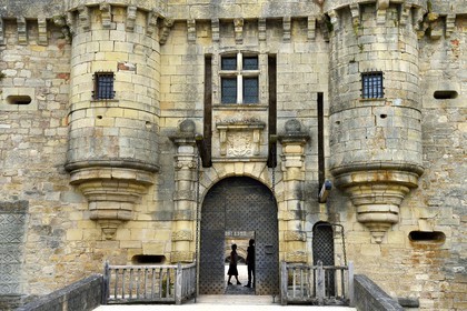 France, Dordogne (24), Périgord Noir, chateau de Hautefort, le pont-levis de l'entrée