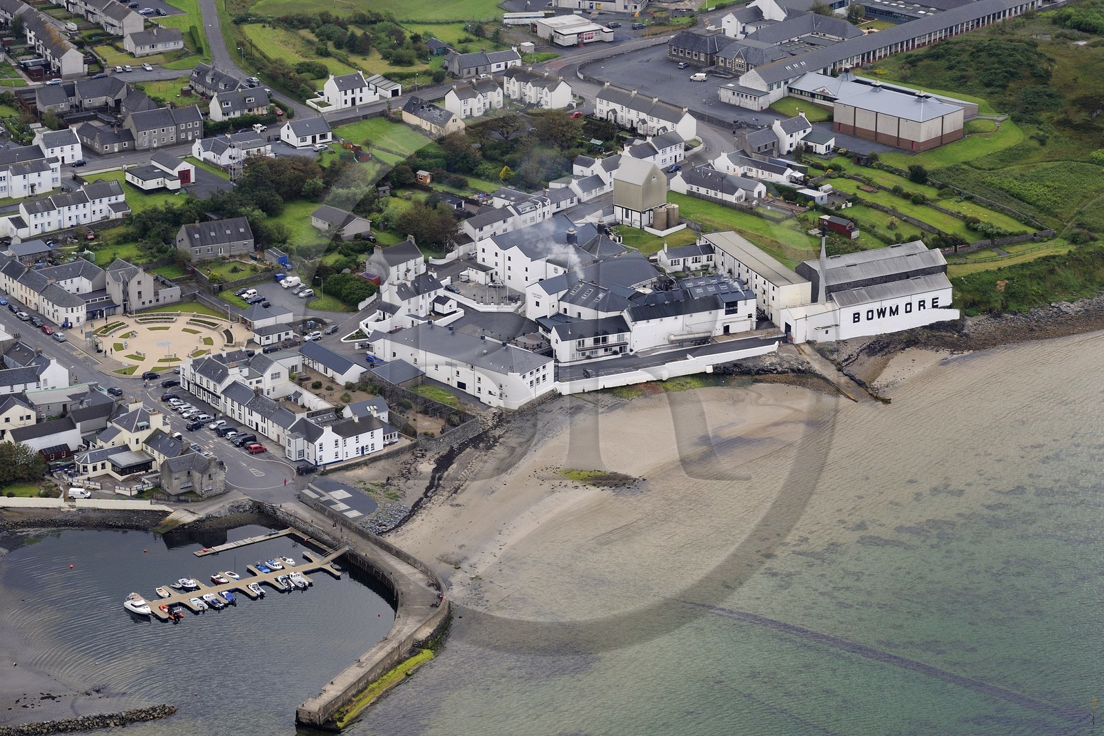 Royaume-Uni, Ecosse, Hébrides intérieures, Ile de Islay, Bowmore, la distillerie de whisky Bowmore sur la rive orientale du Loch Indaal (vue aérienne)