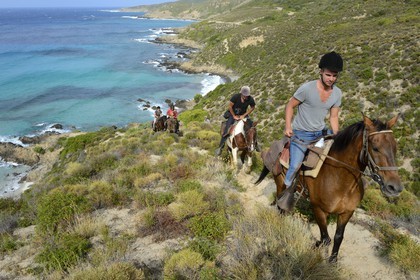 France, Haute-Corse (2B), Nebbio, Punta di l’Acciolu (Acciola), cavaliers en randonnée dans le désert des Agriates