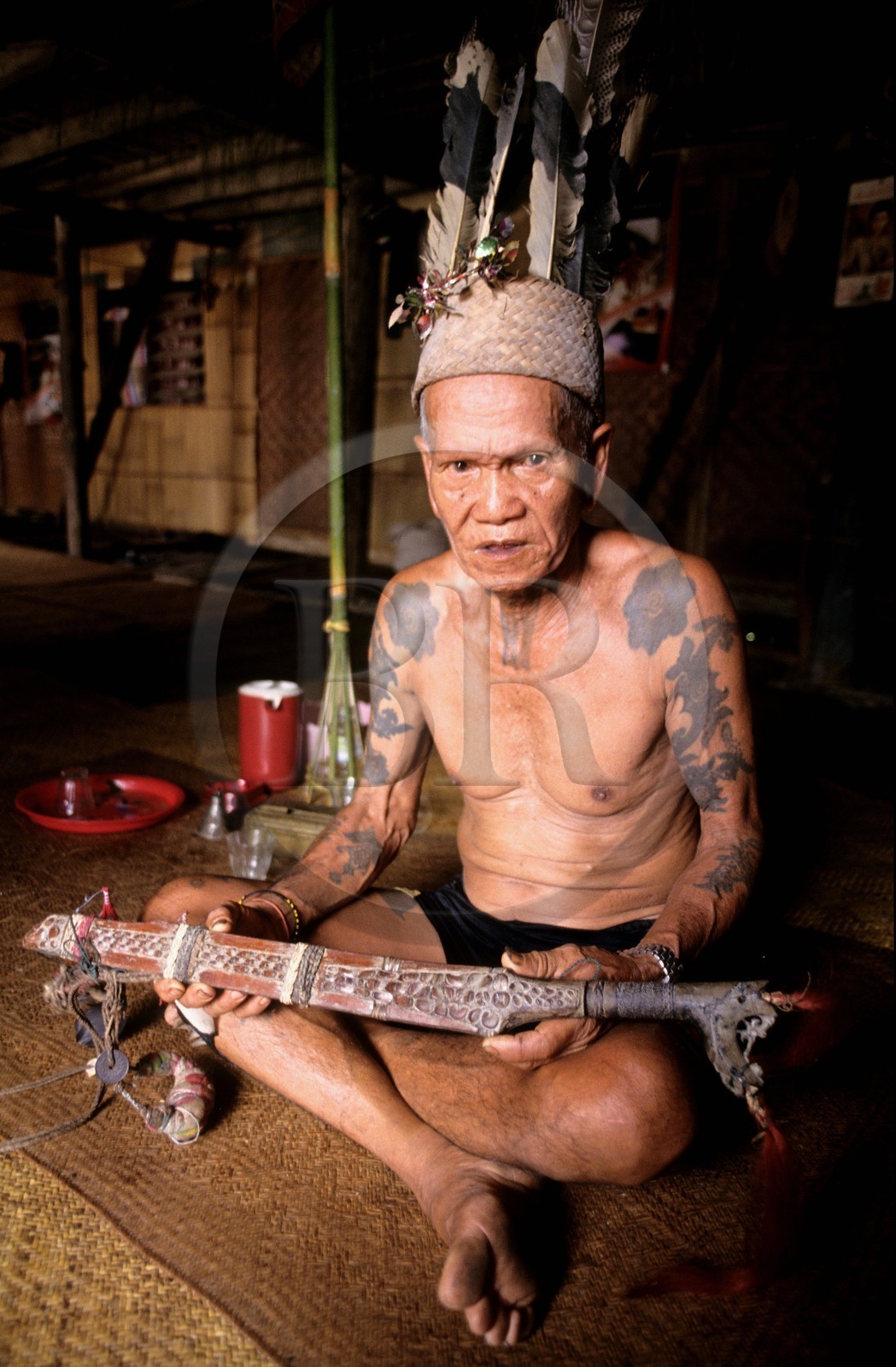 Malaisie, île de Bornéo, Sarawak, guerrier Iban, tribu des Dayaks (anciens coupeurs de têtes) portant son parang (sabre)
