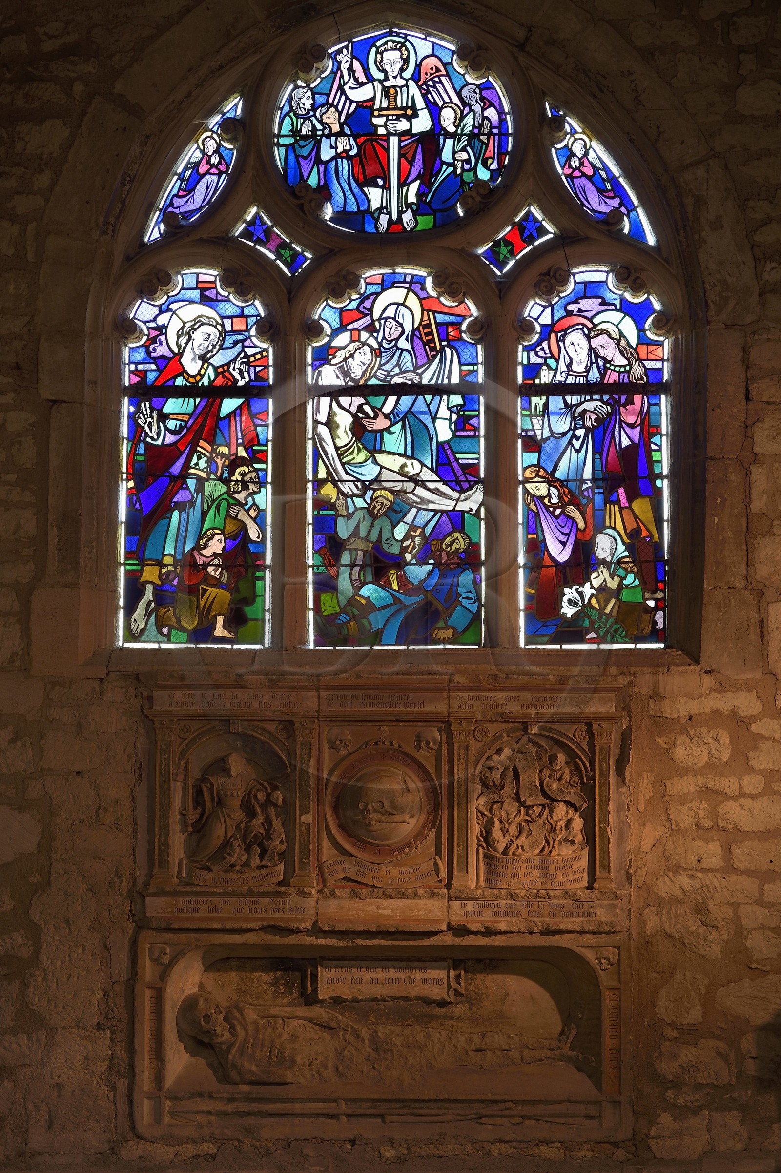 France, Meuse (55), Clermont-En-Argonne, église Saint-Didier, vitrail de Jacques Grüber, au centre revisite de la Pieta du sculpteur Ligier Richier à Etain et pretre bénissant un soldat de la première guerre mourant