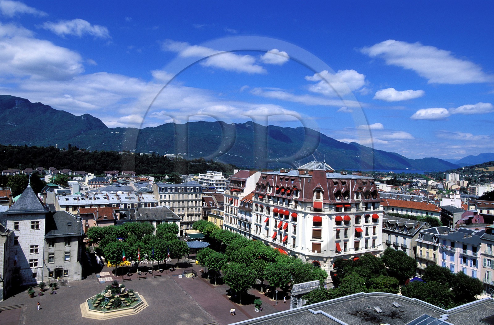 France, Savoie (73), Aix-les-Bains, le cúur de la vieille ville et l' hôtel Astoria