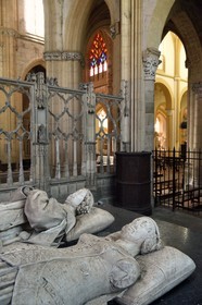 France, Allier (03), ancienne province du Bourbonnais, Souvigny, l'église prieurale clunisienne Saint-Pierre-et-Saint-Paul, nécropole ducale des Ducs de Bourbon, gisants du duc Charles Ier de Bourbon et de son épouse Agnès de Bourgogne, oeuvre du sculpteur Jacques Maurel dans la Chapelle neuve (XVe siècle)