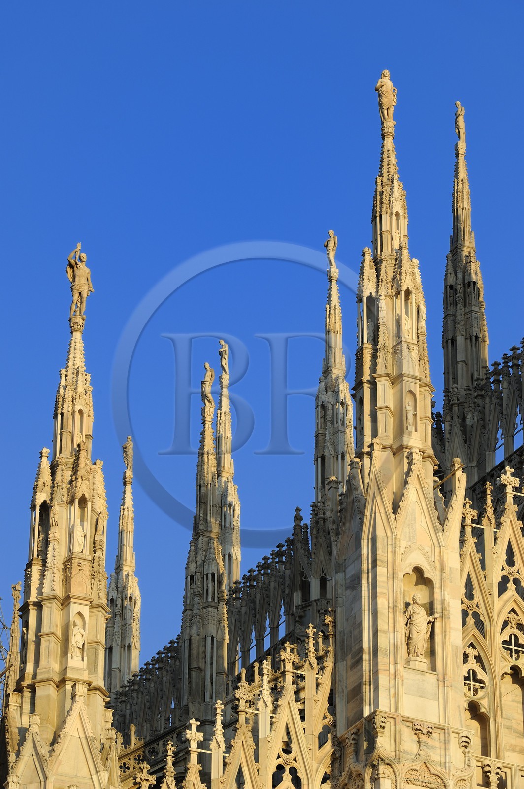 Italie, Lombardie, Milan, le Duomo dans le centre historique, cathédrale de style gothique flamboyant, les flèches surmontées de statues