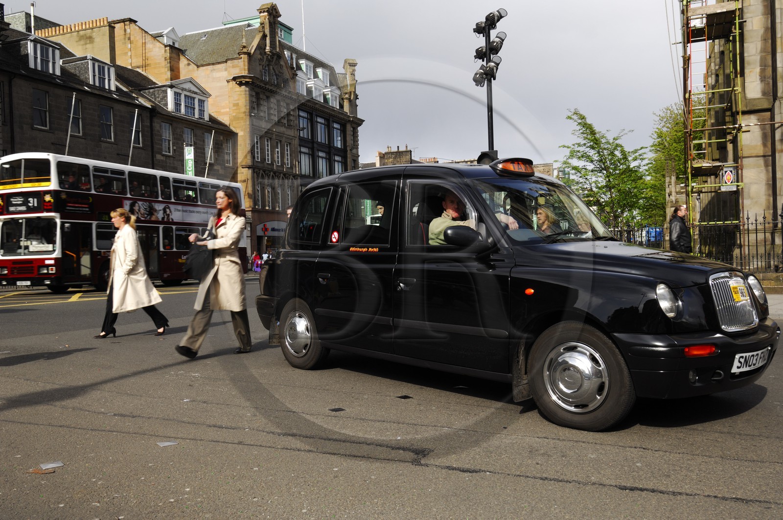 Royaume-Uni, Ecosse, Edimbourg, taxi sur Princes street