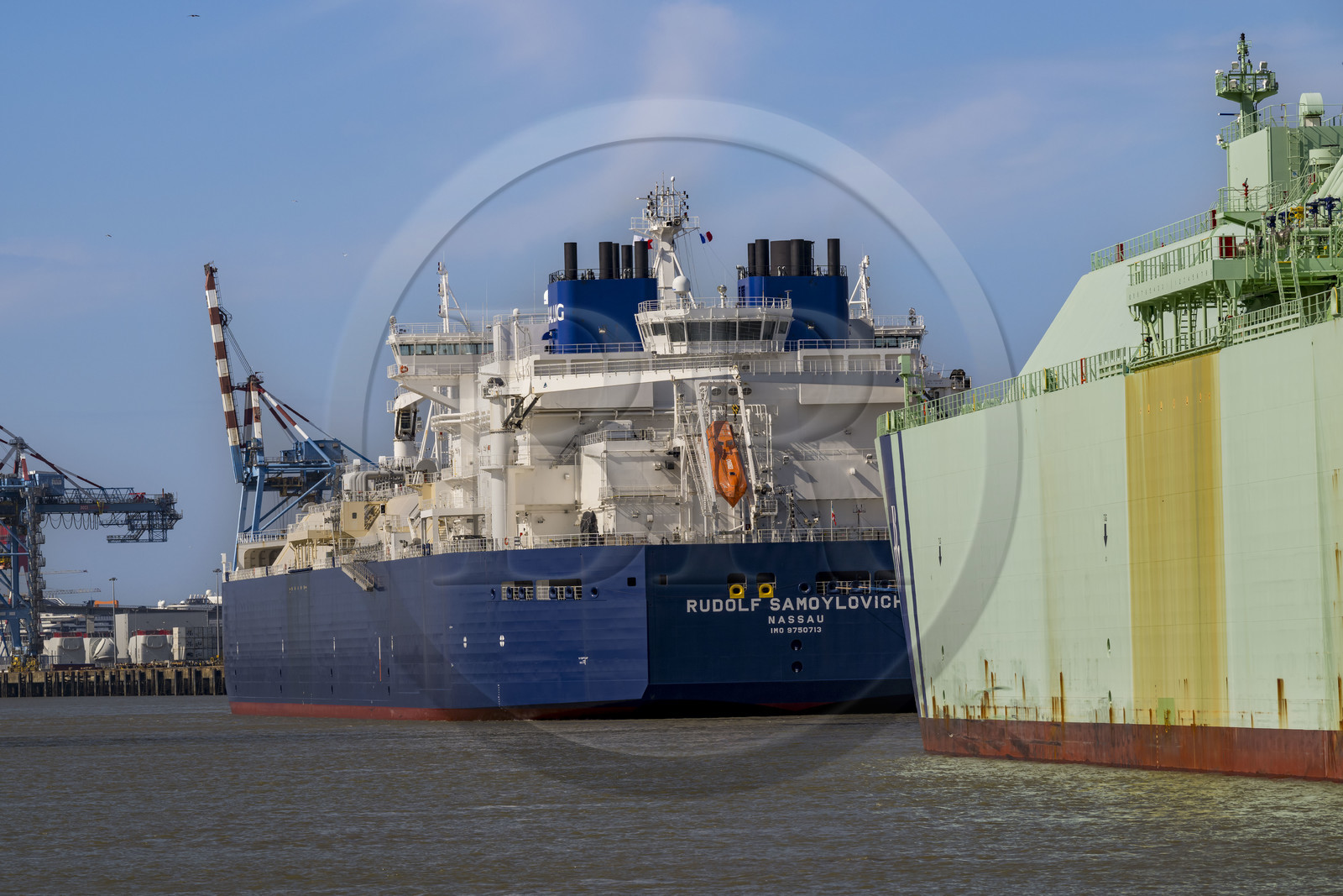 France, Loire-Atlantique (44), Estuaire de la Loire, Saint-Nazaire, méthanier à quai dans le Grand port maritime de Nantes-Saint-Nazaire Terminal méthanier de Montoir-de-Bretagne