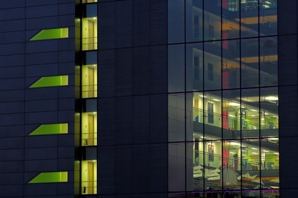 Irlande, Comté de Dublin, Dublin, nouveaux immeubles de bureaux sur North Wall Quay dans les docks réhabilités en bordure de la rivière Liffey