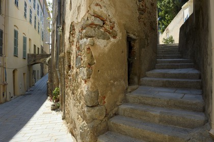 France, Haute-Corse (2B), Calvi, ruelle de la citadelle