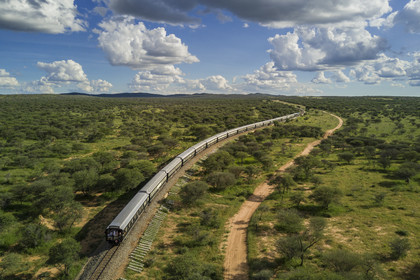 Namibie, région de Otjozondjupa, le train Shongololo express traversant le bush namibien vers Kalkfeld (vue aérienne)