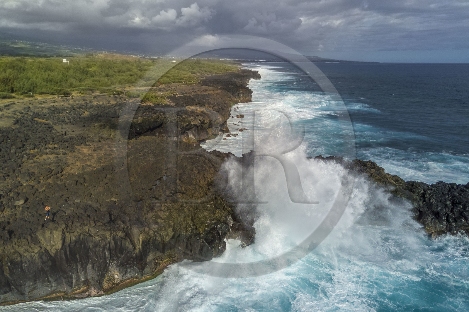 France, Ile de la Reunion, L'Etang Salé les Bains, la côte entre Le Gouffre et l'Etang du Gol, roches noires basaltiques d'origine volcanique tourmentées par l'océan (vue aérienne)