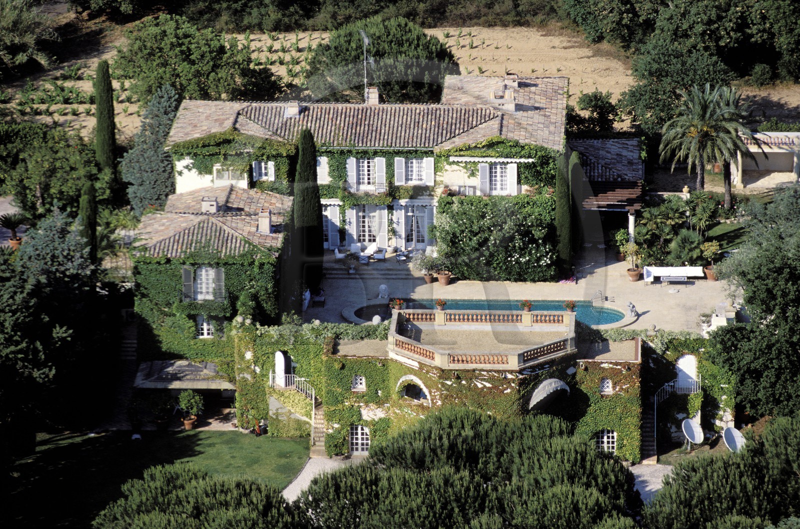 France, Var (83), Saint-Tropez, luxueuses villas de Ramatuelle (vue aérienne)