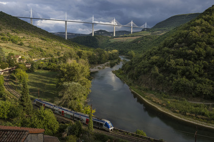 France, Aveyron (12), parc naturel régional des Grands Causses, Peyre, le viaduc de Millau des architectes Michel Virlogeux et Norman Foster, passage du TER en bordure du Tarn