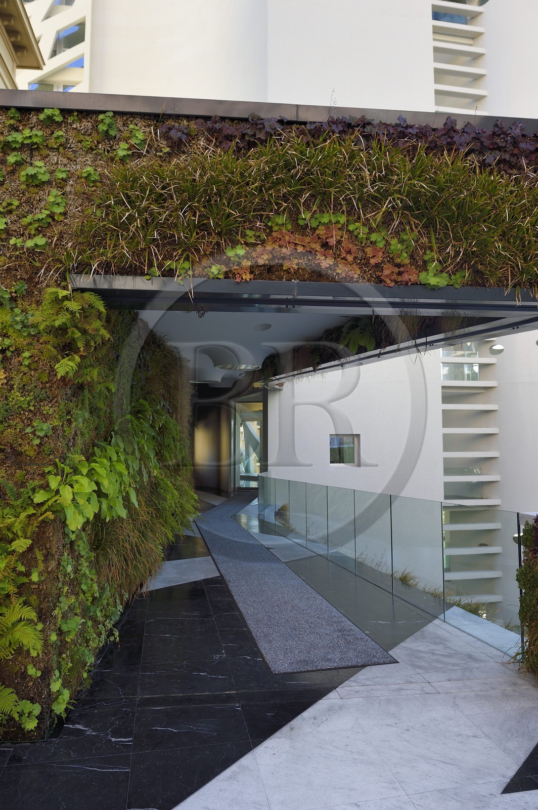 Principauté de Monaco, Monaco, l'immeuble Le Simona conçu par l'architecte Jean-Pierre Lott, entrée principale