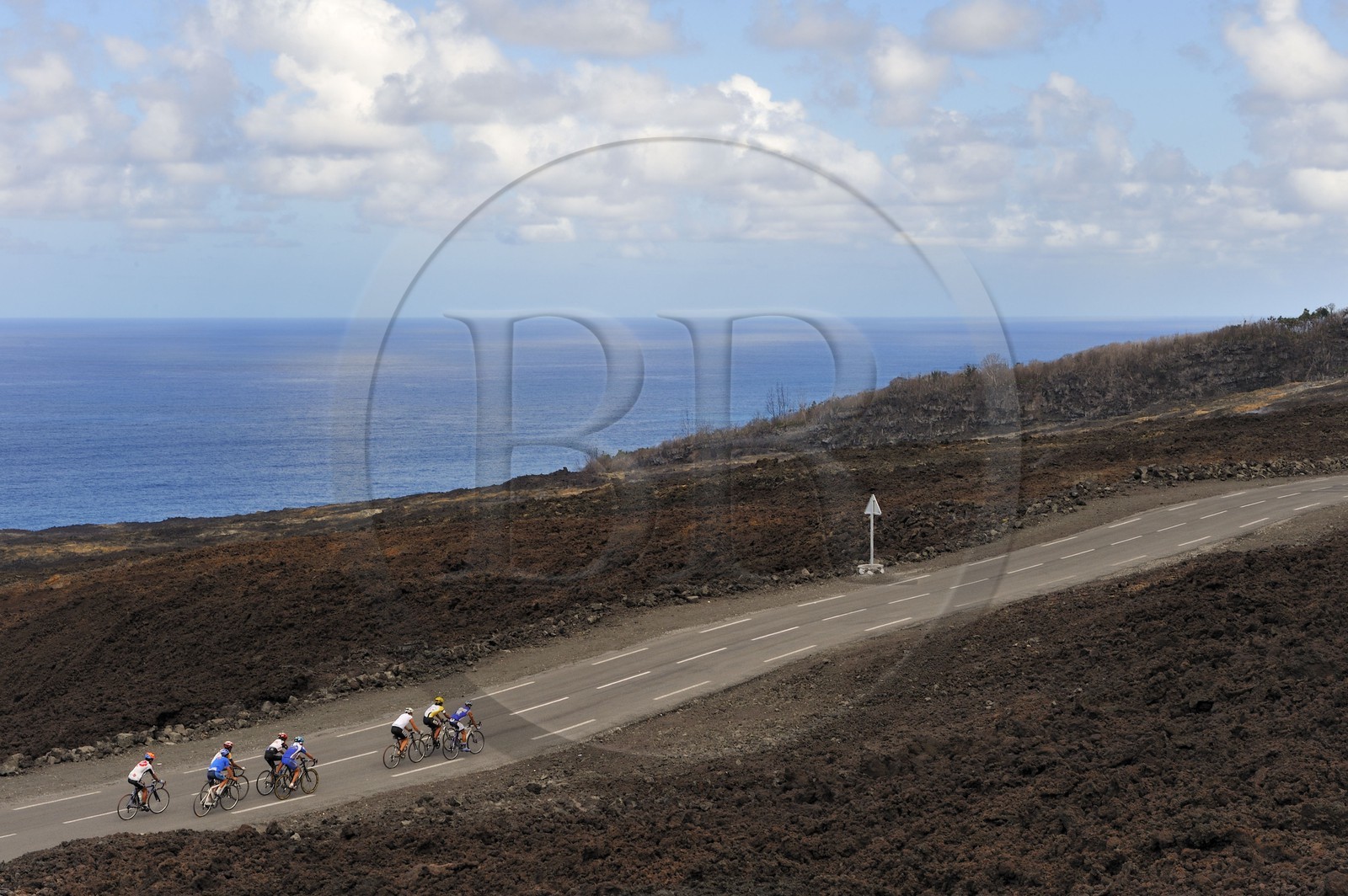 France, île de la Réunion, volcan du Piton de la Fournaise, classé Patrimoine Mondial de l'UNESCO, le Grand-Brûlé, cyclistes traversant la coulée de lave de 2007
