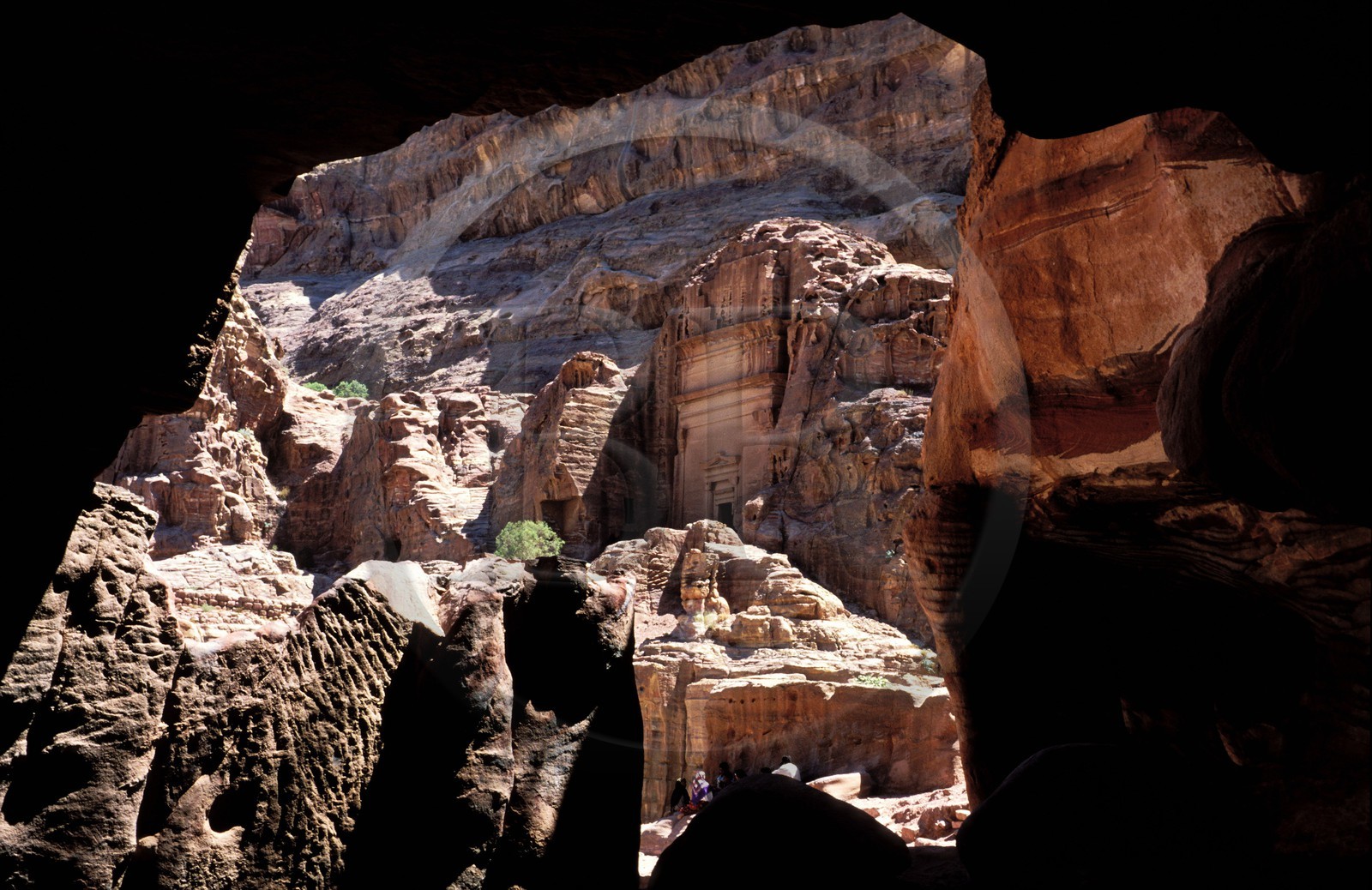 Jordanie, Petra, tombes qui font face au théâtre vues depuis l'intérieur d'une tombe
