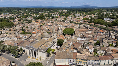 France, Bouches-du-Rhône (13), Parc Naturel Régional des Alpilles, Saint-Rémy-de-Provence, l'église Saint-Martin au premier plan (vue aérienne)