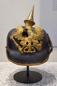 Allemagne, Berlin, le Deutsches Historisches Museum (musée de l’histoire allemande), la premiere guerre mondiale, casque à pointe touché par une balle