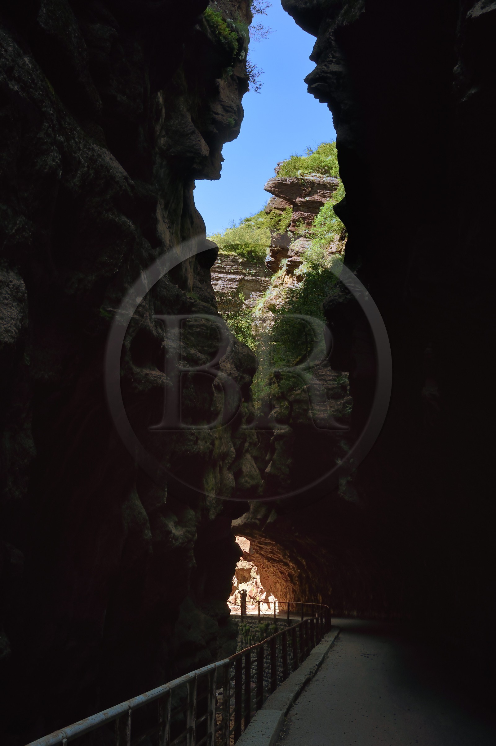 France, Alpes-Maritimes (06), Massif du Mercantour, site natura 2000, Gorges du Cians creusées par le Cians dans des sols de pélite rouge, portion de l'ancienne route aujourd'hui abandonnée au lieu dit La Grande Clue
