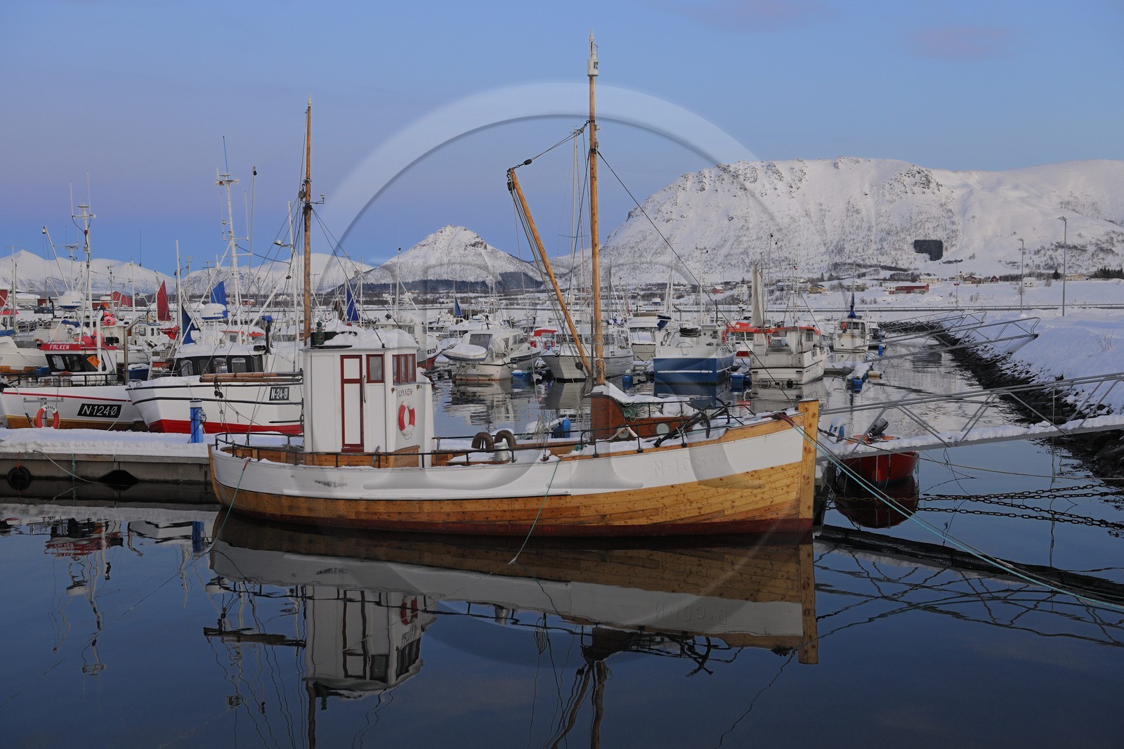 Norvège, Nordland, iles des Westeralen, port de Myre à la nuit tombante