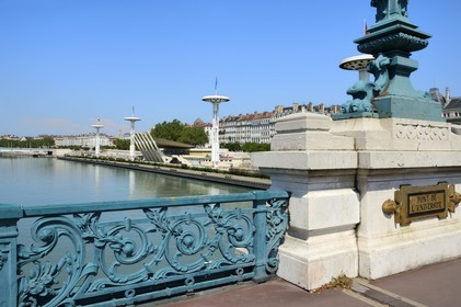 France, Rhône (69), Lyon, quai Claude Bernard sur le Rhône, la piscine vue depuis le Pont de l'Université