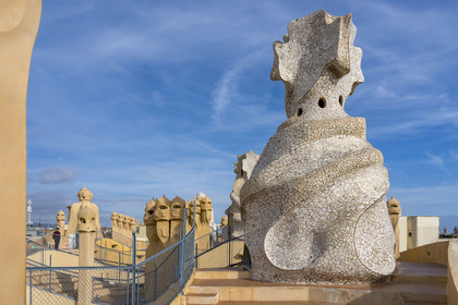 Espagne, Catalogne, Barcelone, quartier de l'Eixample, Passeig de Gracia, Pedrera ou Casa Mila (1905-1910) de l'architecte du modernisme catalan Antoni Gaudi, site classé au Patrimoine Mondial de l'UNESCO, cheminées et tours d'aération sur le toit terrasse de l'immeuble