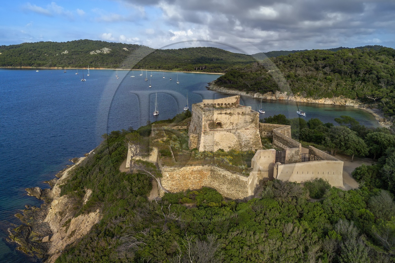 France, Var (83), Iles d'Hyères, parc national de Port Cros, Ile de Porquerolles, le Fort de l'Alycastre avec un mur d'enceinte extérieur en étoile