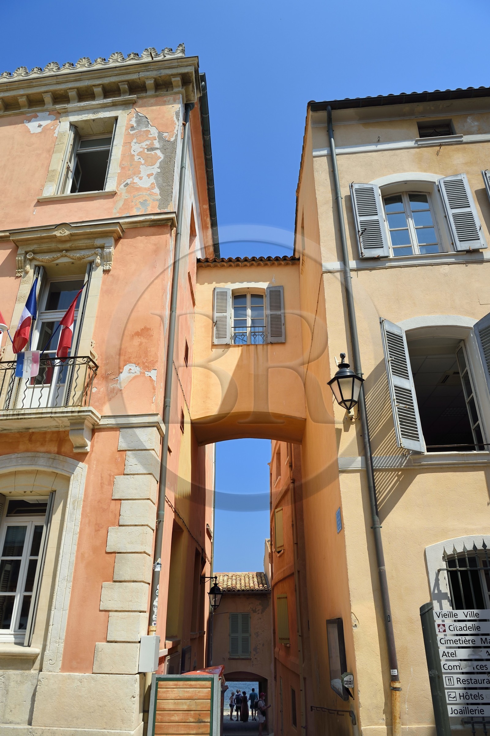 France, Var (83), Saint-Tropez, passage place de l'Hotel de Ville