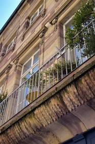 France, Bas-Rhin (67), Strasbourg, vieille ville classée au Patrimoine Mondial de l'UNESCO, maison rue gutenberg datant 1785 dont le propriétaire a fait fortune dans le commerce du tabac comme l'atteste les sculptures de feuilles de tabac sous le balcon