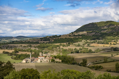France, Aveyron (12), Causses et les Cévennes, paysage culturel de l'agro-pastoralisme méditerranéen, classés Patrimoine Mondial de l'UNESCO, haut plateau des Causses du Larzac, parc naturel régional des Grands Causses, le village et le chateau de Mélac
