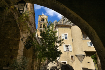 France, Alpes-de-Haute-Provence (04), Parc Naturel Régional du Verdon, Moustiers-Sainte-Marie, labellisé Les Plus Beaux Villages de France, l'église Notre-Dame-de-l'Assomption avec son clocher du XIIe siècle en tuff