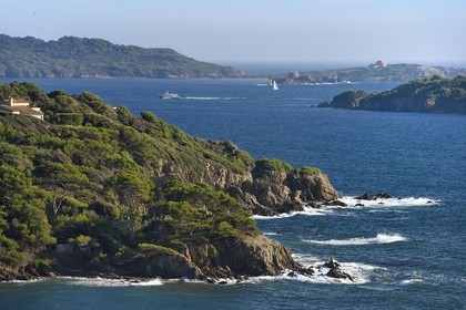 France, Var (83), Hyères, Presqu'Ile de Giens, la Pointe de la Vignette dans la Baie du Niel et l'Ile de Porquerolles en arrière plan