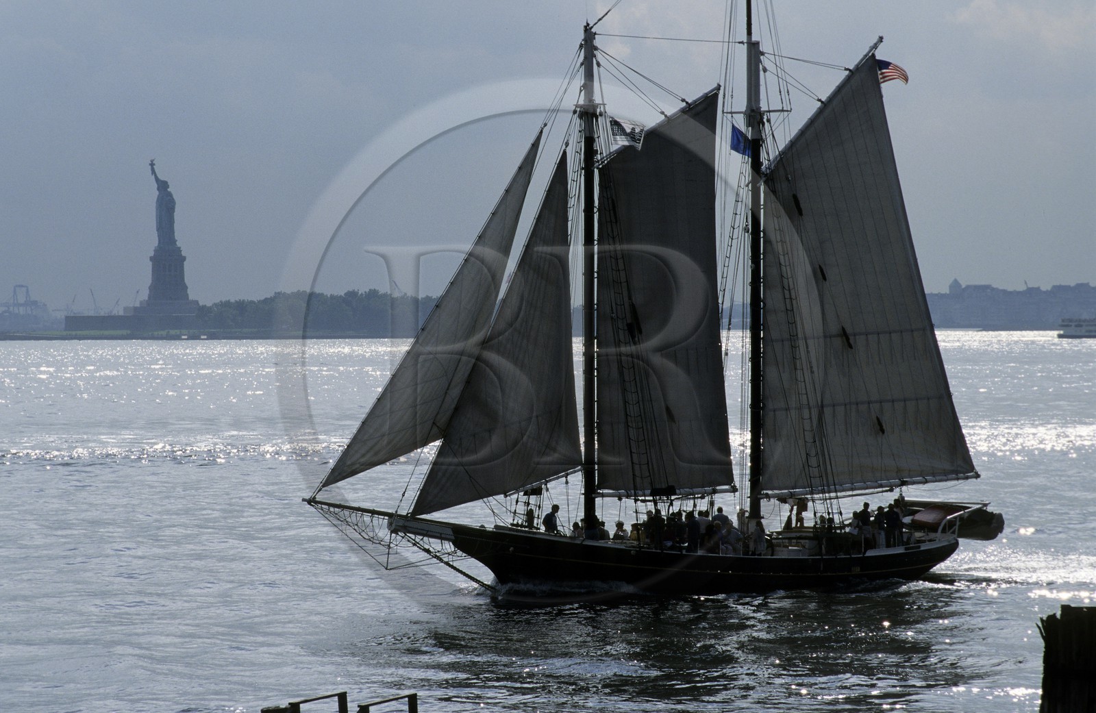 Etats-Unis, New York, bateau à voile devant la statue de la Liberté, classé Patrimoine Mondial de l'UNESCO