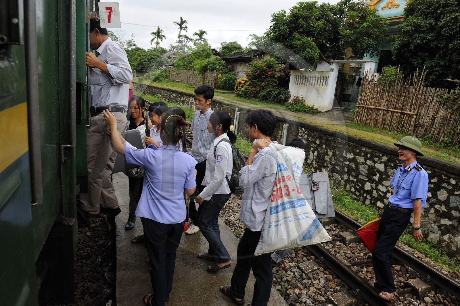 Vietnam, train de jour de Lao Cai à Hanoï, embarquement dans une des nombreuses gares
