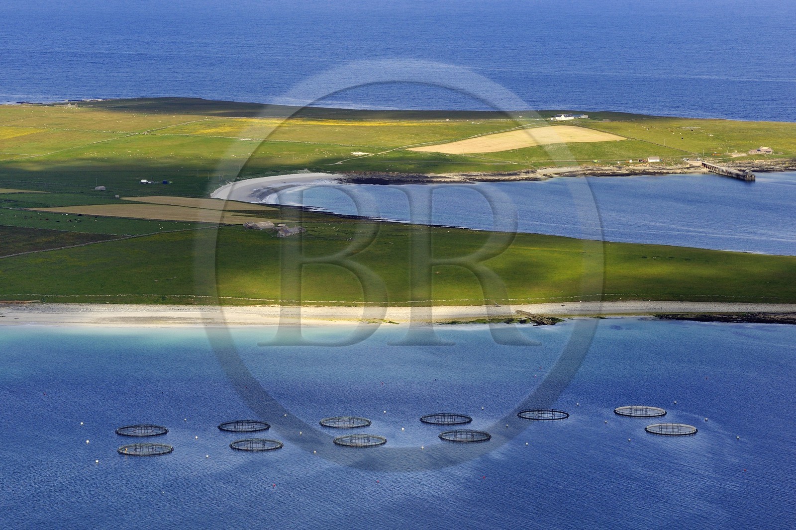 Royaume-Uni, Ecosse, Iles Orcades, Ile de Papa Westray, pisciculture en mer (vue aérienne)