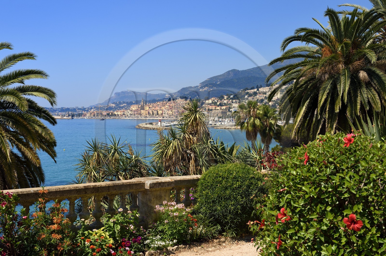 France, Alpes-Maritimes (06), Menton depuis le jardin de Maria Serena dans le quartier de Garavan