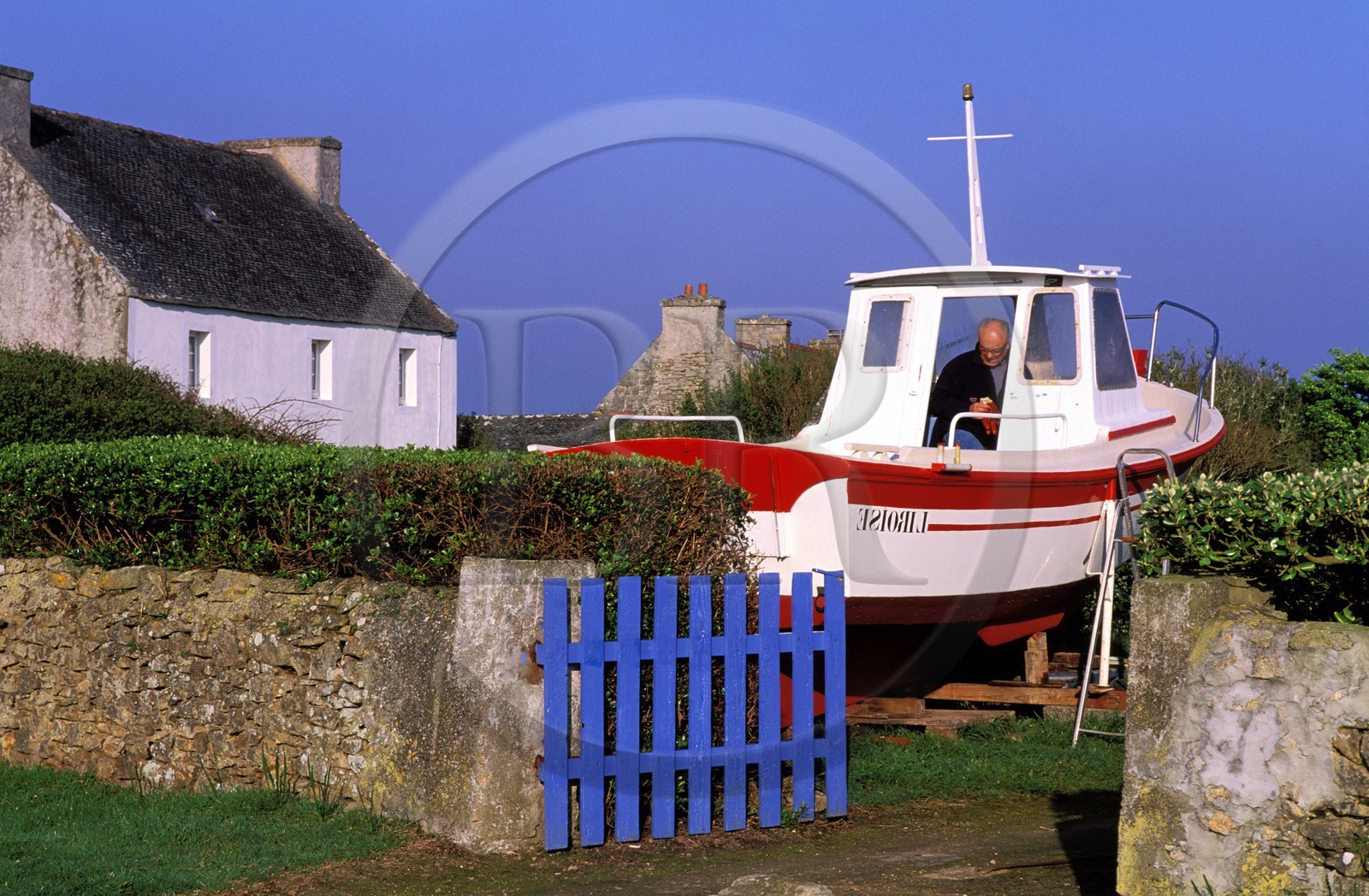 France, Finistère (29), île d'Ouessant, un bateau remisé dans le jardin pour l'hiver
