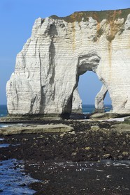 France, Seine-Maritime (76), Pays de Caux, Côte d'Albâtre, Etretat, la Manneporte vue depuis la pointe de la Courtine à marée basse