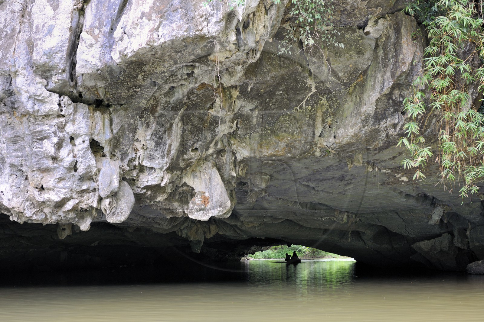 Vietnam, province de Ninh Binh, région surnommée la baie d'Halong terrestre, excursion en barque à Tam Coc entouré de paysages karstiques, passage d'une des trois grottes naturelles crées par la rivière