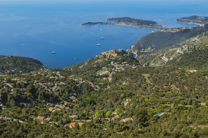 France, Alpes-Maritimes (06), le village perché d'Eze sur la moyenne corniche et la presqu'ile de Saint-Jean-Cap-Ferrat en arrière plan