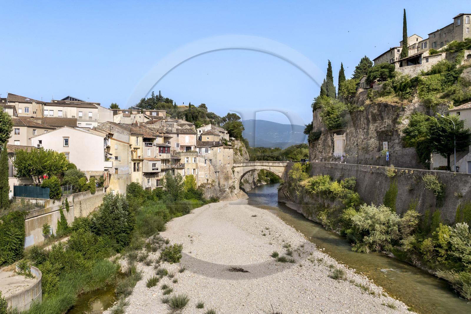 France, Vaucluse (84), Vaison-la-Romaine, le pont romain sur l'Ouvèze datant du 1er siècle apr. J.-C. qui relie la ville basse et la ville médiévale, le Mont Ventoux en arrière-plan (vue aérienne)