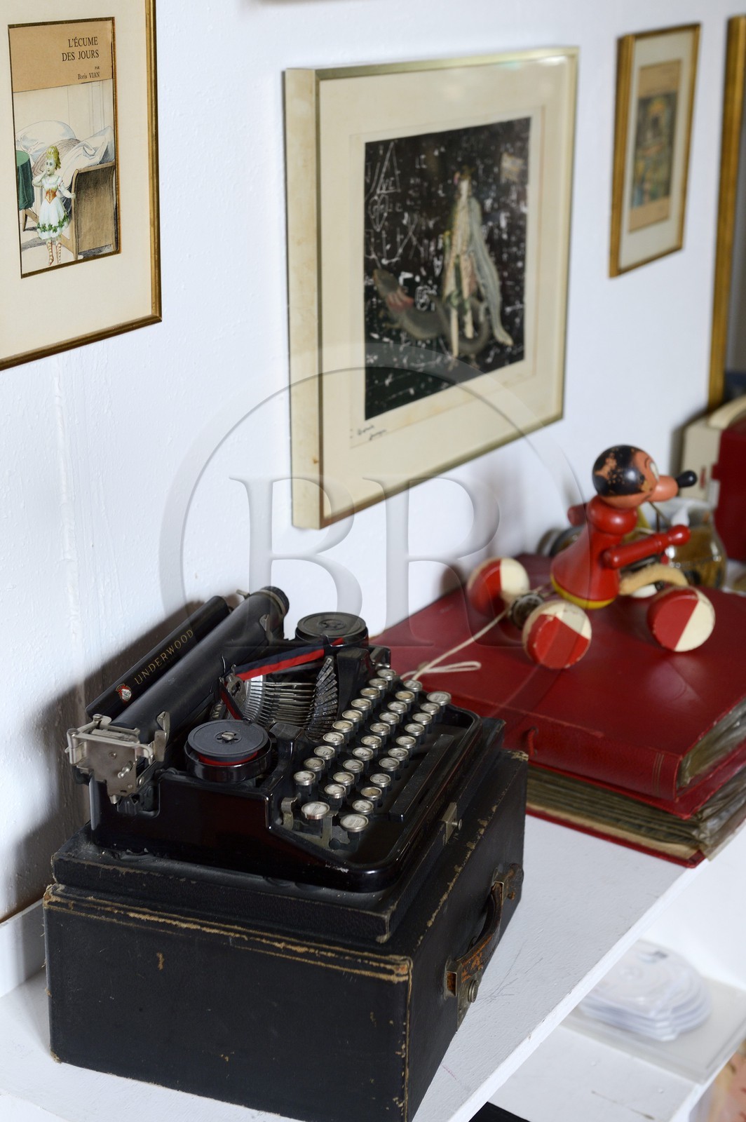 Paris (75), Cité Véron au 94 Bd de Clichy, appartement de Boris Vian, underwood sur lequel il a écrit L'Arrache Coeur et L'Automne à Pekin, en arrière plan le portrait de Boris Vian par Jacques Prévert titré le vrai Boris