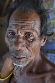Philippines, Calamian Islands dans le nord de Palawan, Uson Island dans la baie de Coron, village de Barangay Lajala, le plongeur-cueilleur d'algues Danilo Magahon 68 ans du groupe ethnique des Tagbanua