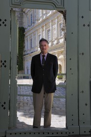 France, Gard (30), Uzès, classée ville d'art et d'histoire, château Ducal dit le Duché d'Uzès, classé monument historique, Monsieur le Duc d'Uzès à l'entrée principale