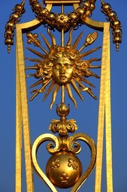 France, Yvelines (78), château de Versailles, classé Patrimoine Mondial de l'UNESCO, détail de la grille royale dessinée par Mansart séparant la cour royale restaurée en juin 2008