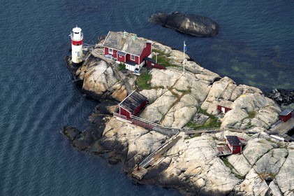 Suède, comté de Västra Götaland, archipel de Göteborg, phare (de 1886) et maison isolée sur l' Ile de Gäveskär (vue aérienne)
