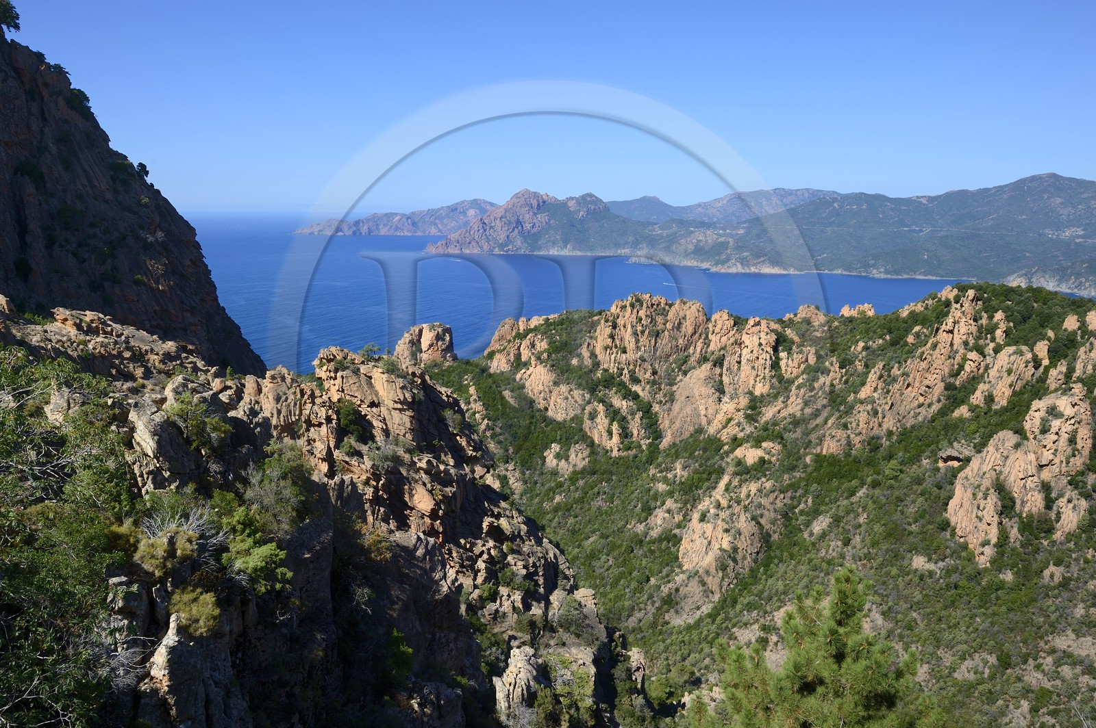 France, Corse-du-Sud (2A), Golfe de Porto, classé Patrimoine Mondial de l'UNESCO, calanches de Piana aux rochers de granit rose, le Capo Senino et la Réserve naturelle de la presqu'île de Scandola en arrière plan