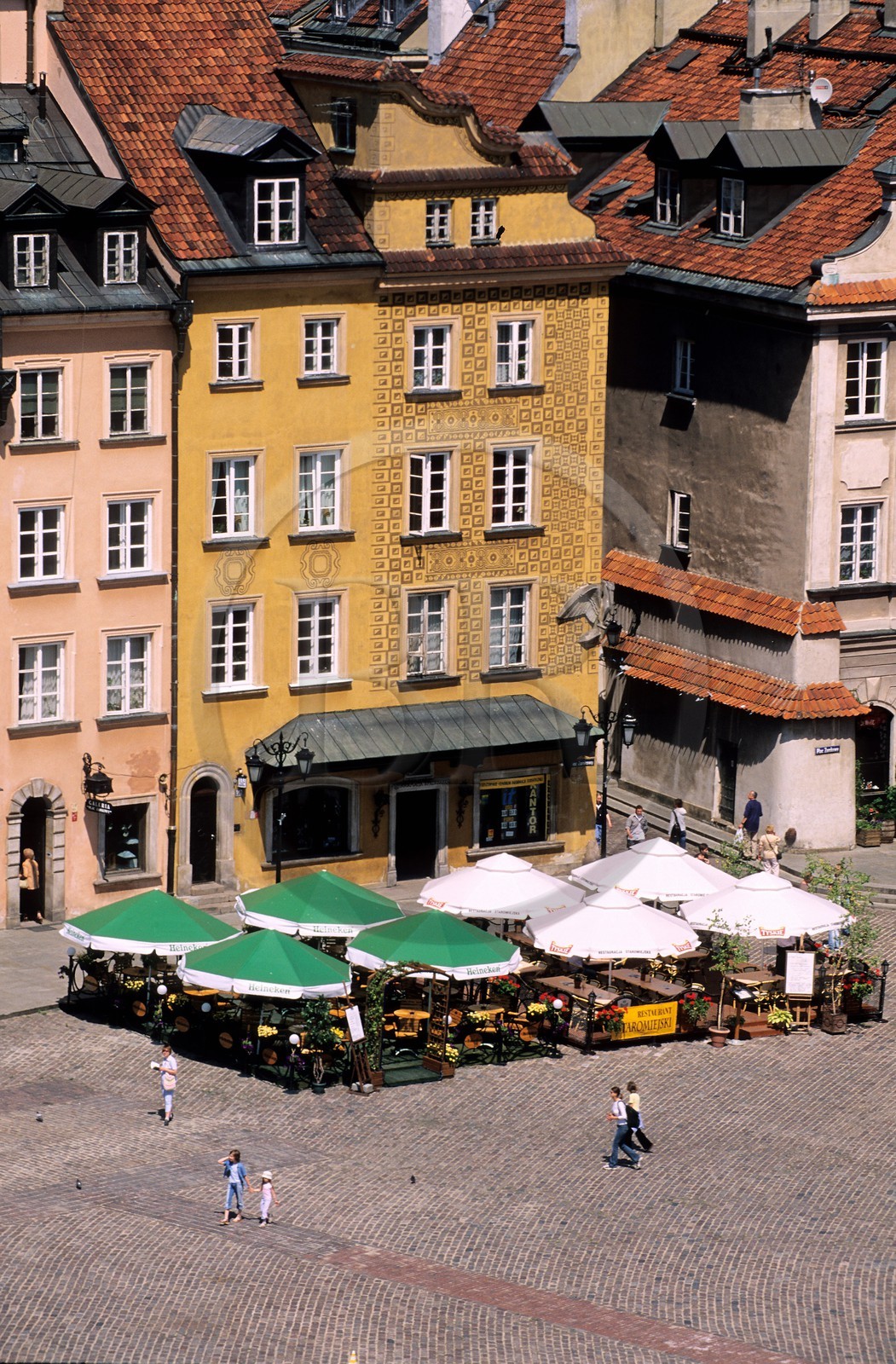 Pologne, Varsovie, maisons sur la place du château (Zamkowy) à l'entrée de la vieille ville